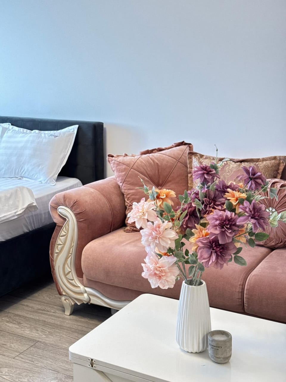 Bed, Living room, Photo of the whole room, Seating area, Bedroom