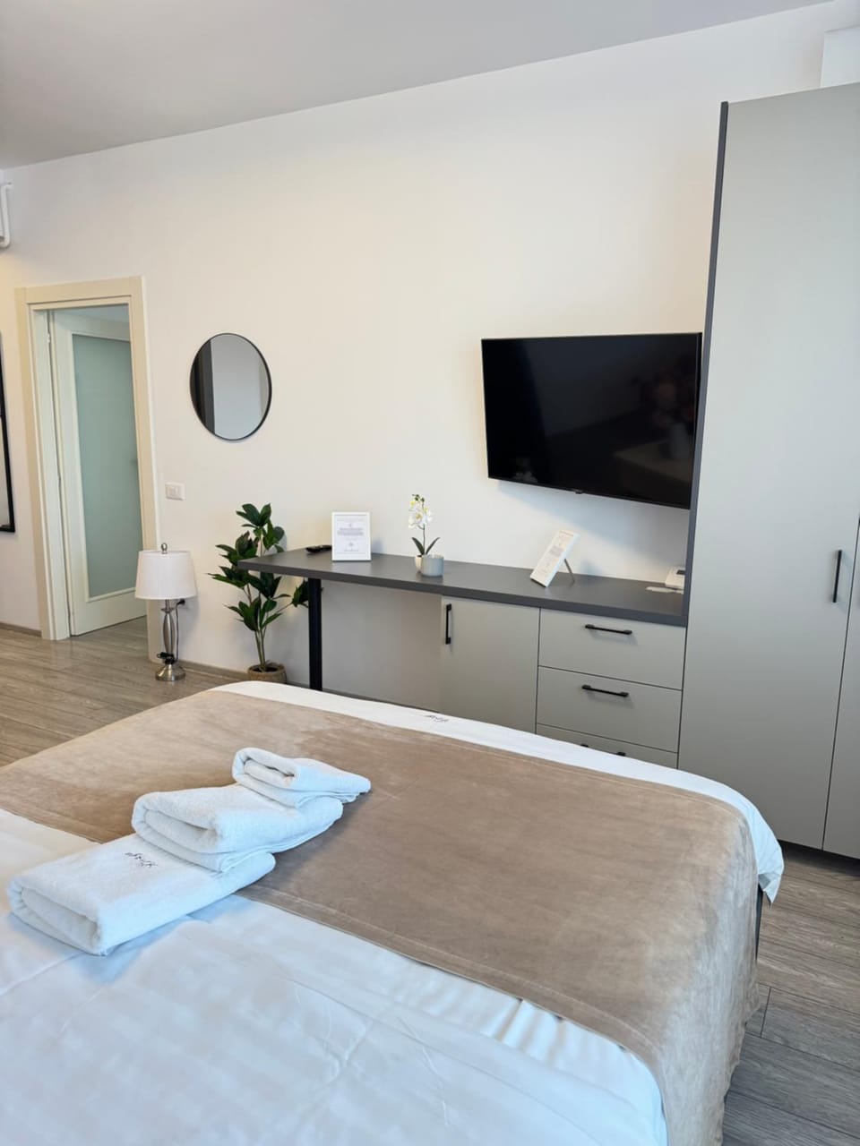 Bed, TV and multimedia, Photo of the whole room, Bedroom, hair dresser, towels, wardrobe