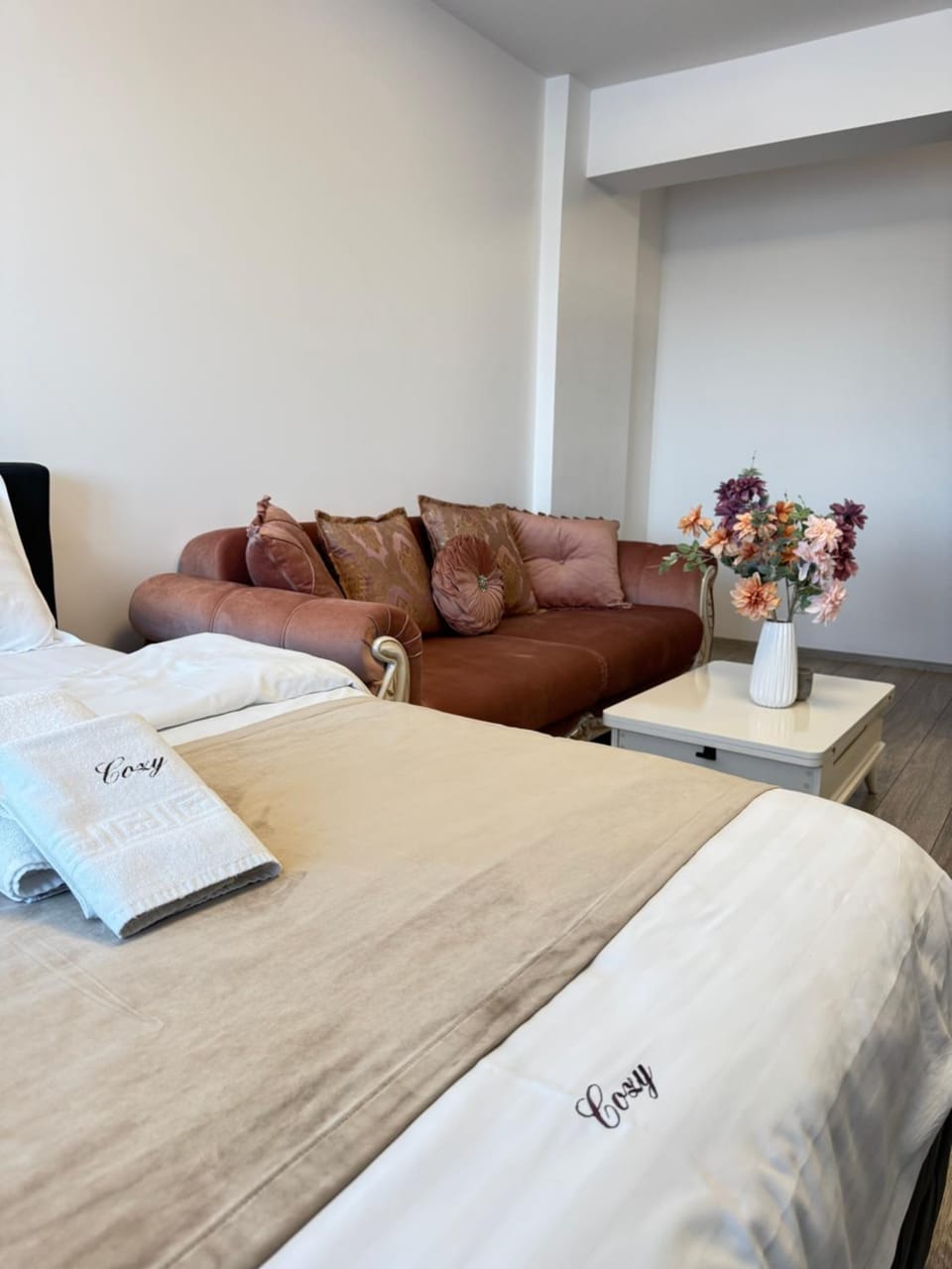 Bed, Living room, Photo of the whole room, Seating area, Bedroom
