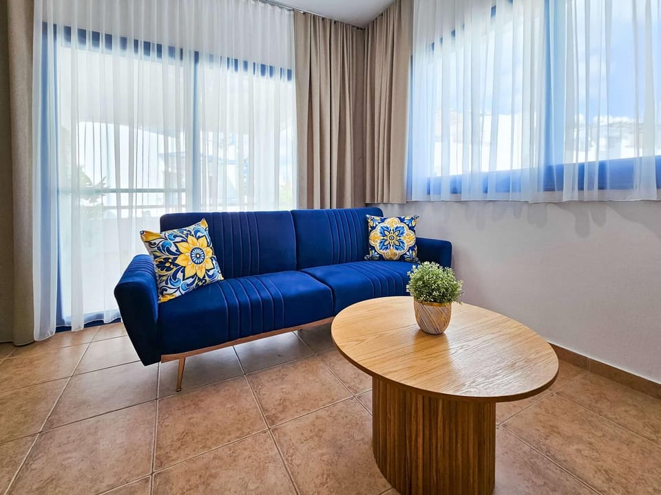 Stylish 1BR Apt, Pool Views, Private Patio, 1min walk to Gym Apartment in Yeroskipou