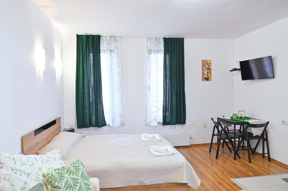 Bed, TV and multimedia, Living room, Seating area, Bedroom