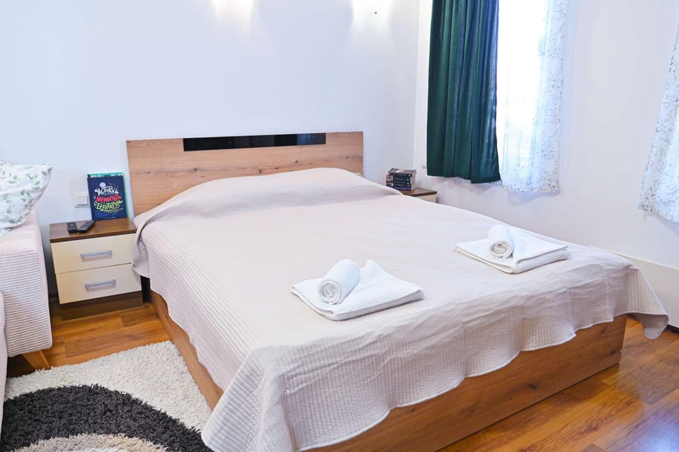 Bed, TV and multimedia, Bedroom