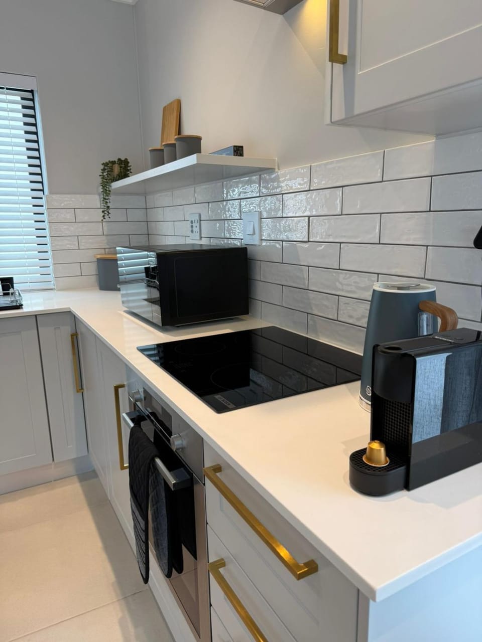 Coffee/tea facilities, Kitchen or kitchenette, microwave, stove