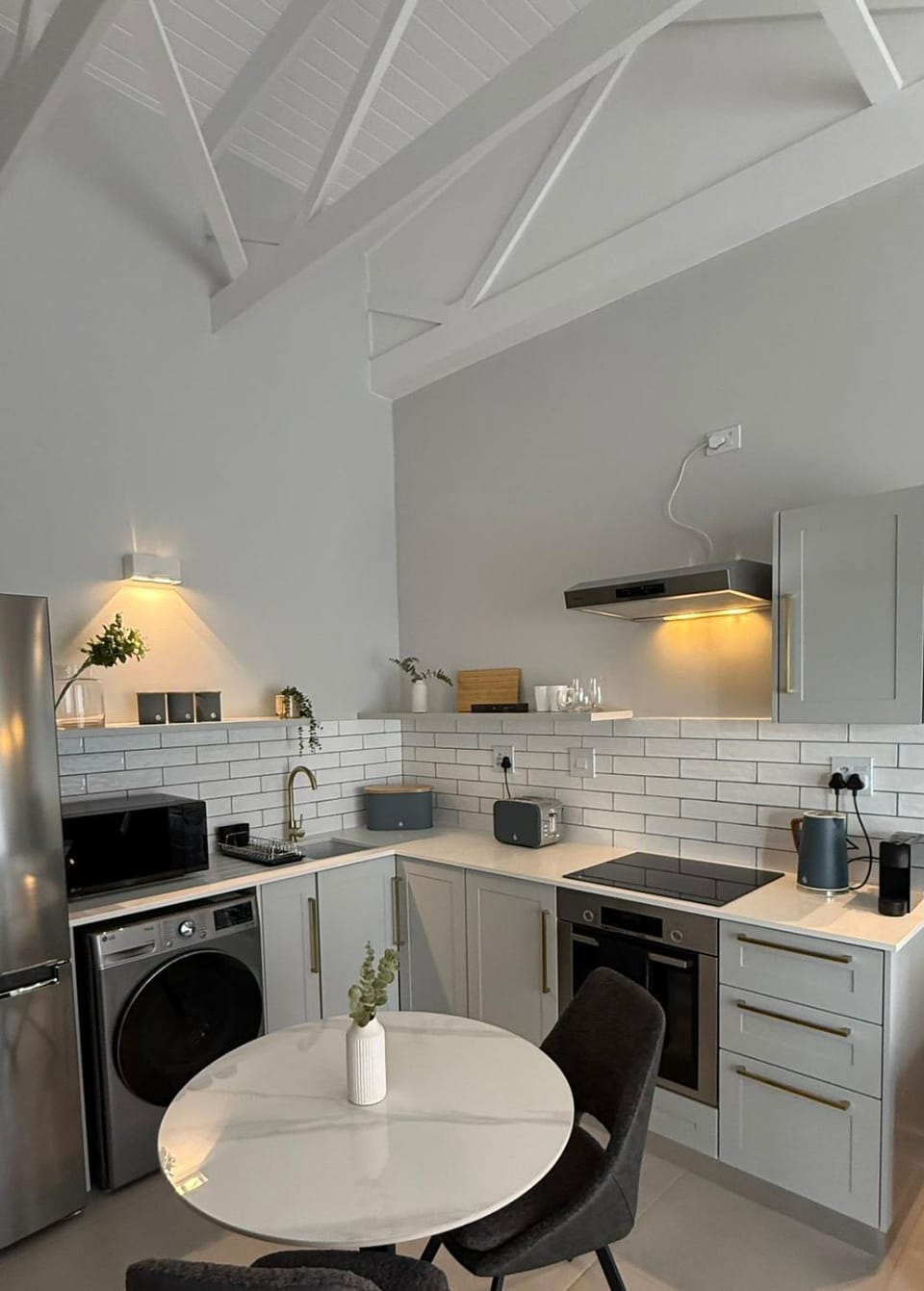 Coffee/tea facilities, Kitchen or kitchenette, microwave, oven, stove, toaster
