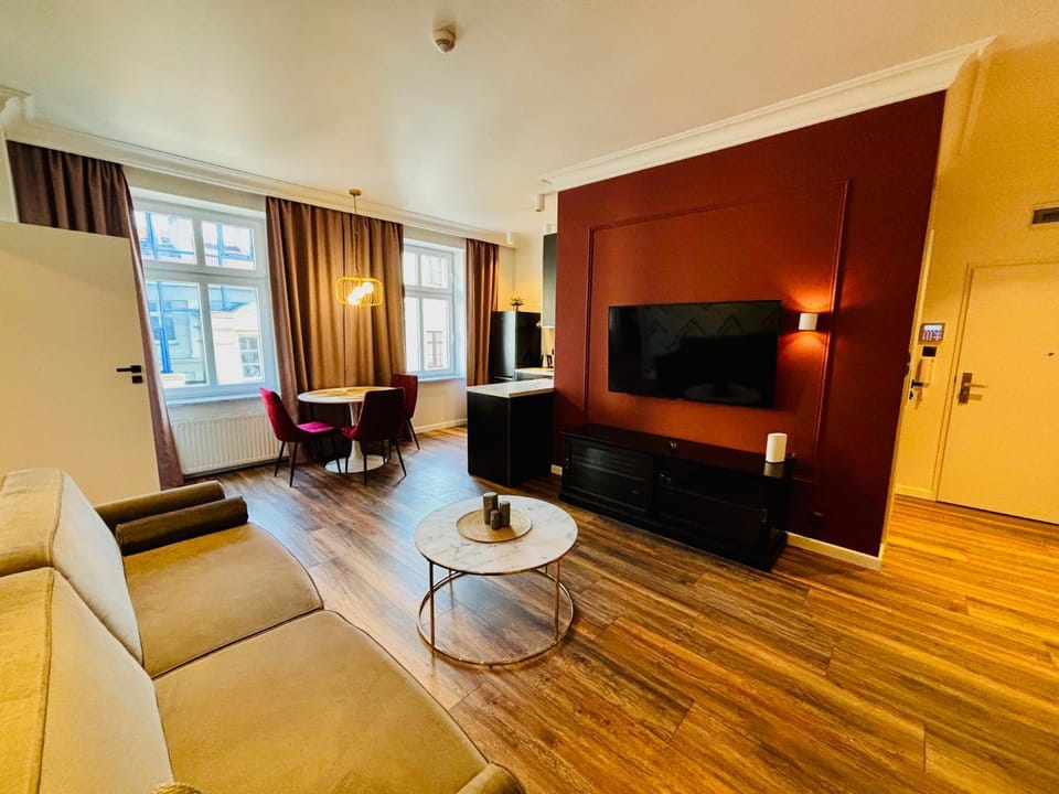 TV and multimedia, Living room, Seating area, Evening entertainment