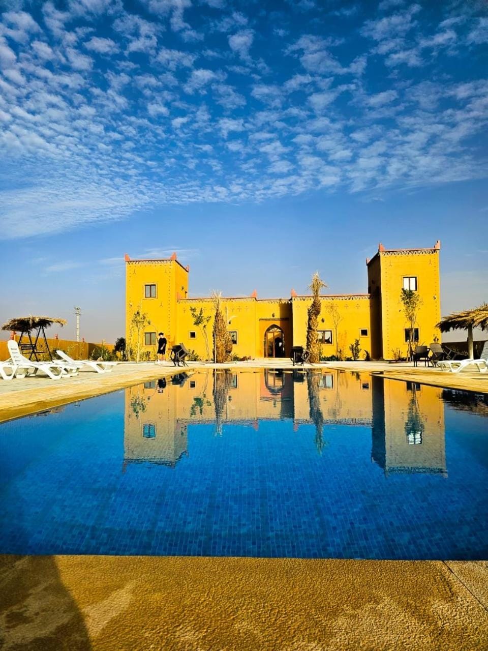 Property building, Day, Pool view, Swimming pool, sunbed