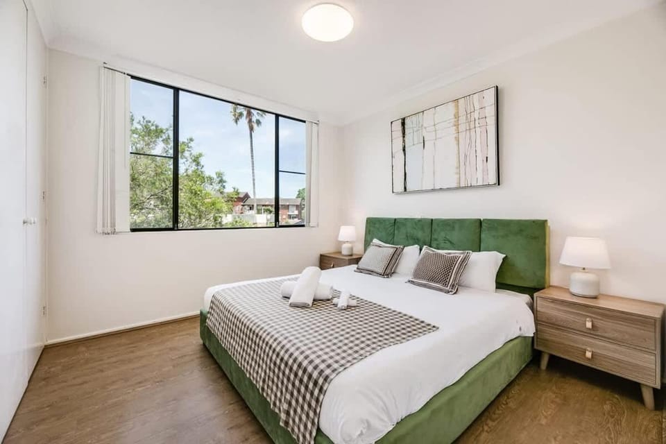 Harbour View Retreat City Access Local Charm Apartment in Sydney