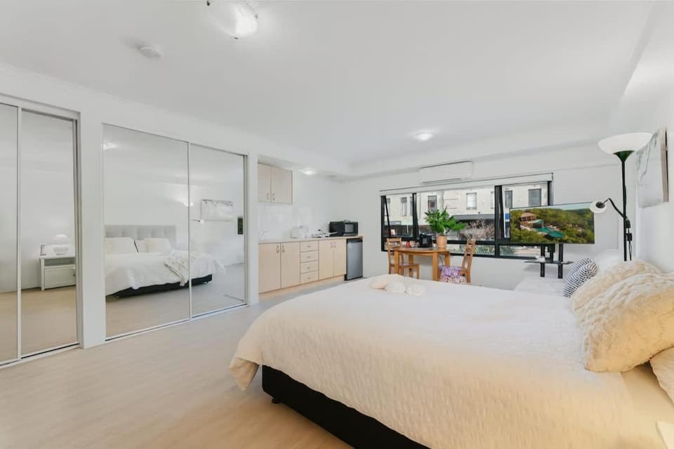 Platform & Parklands Smart Stay in Kirribilli Apartment in Sydney