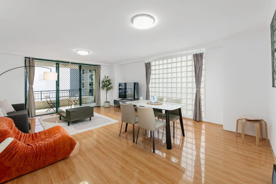The Interlink CBD w Parking Desk Gym Pool Apartment in Surry Hills