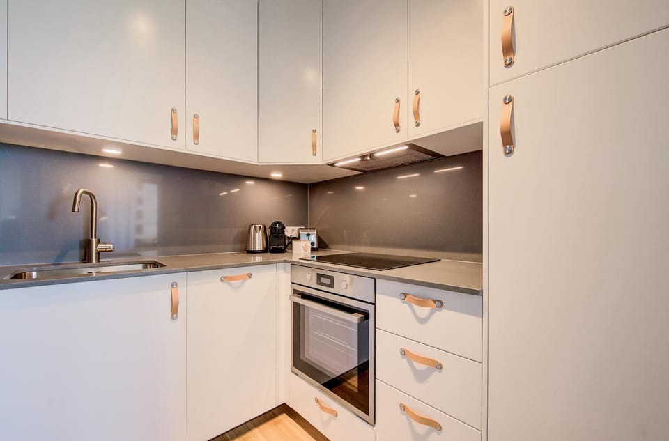 Coffee/tea facilities, dishwasher, oven, stove, toaster