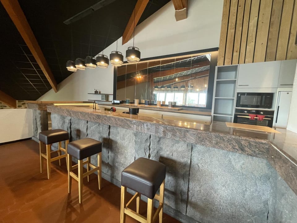 Kitchen or kitchenette, Lounge or bar