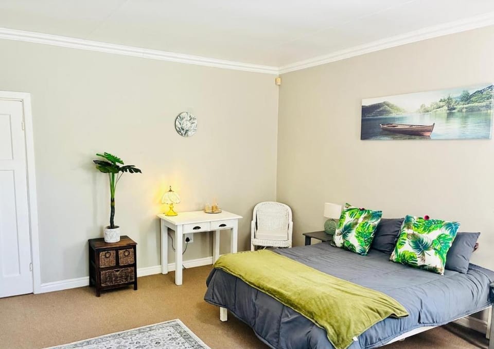 Little Oasis - Palm Room Apartment in Port Elizabeth