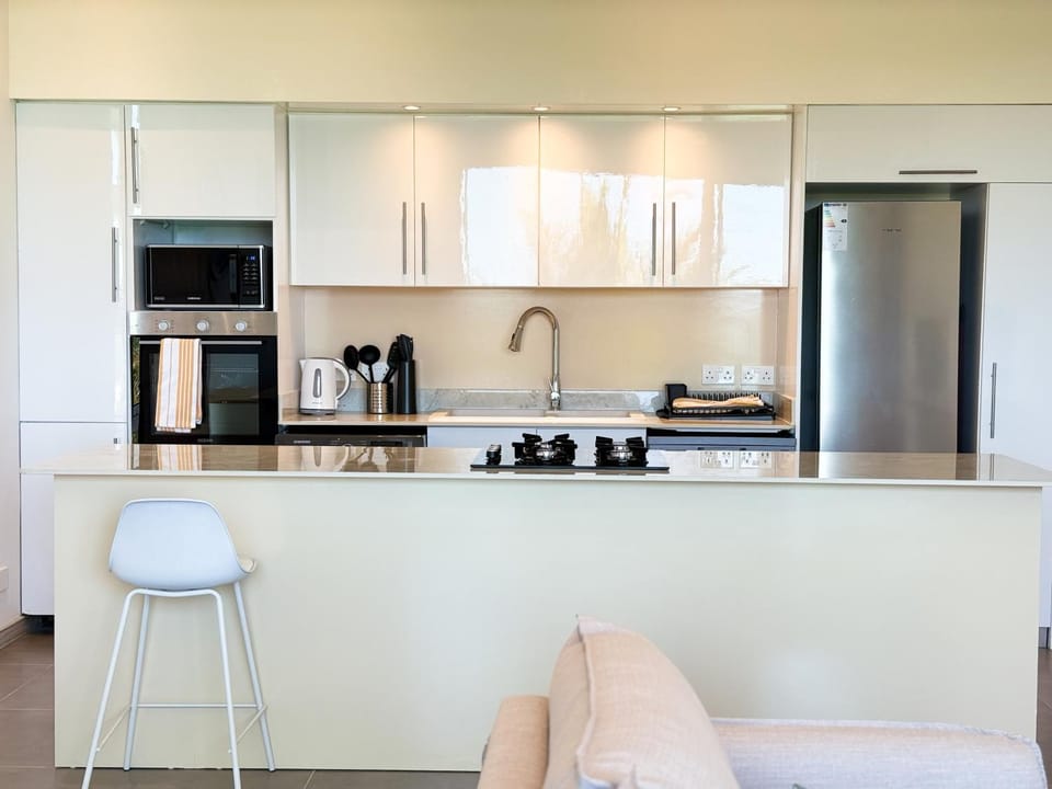 Kitchen or kitchenette, dishwasher, oven