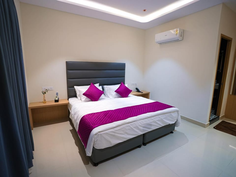 Bed, Photo of the whole room, Bedroom, air conditioner