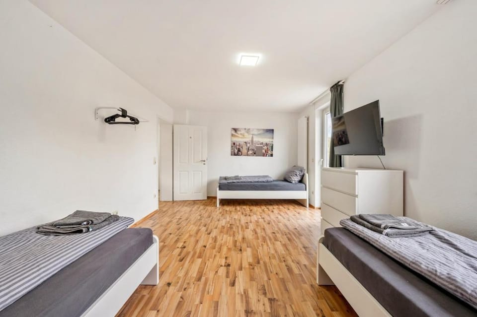 Bed, TV and multimedia, Photo of the whole room, Bedroom, towels