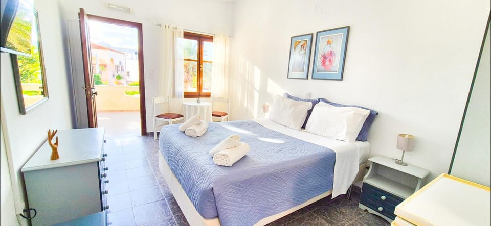 Bed, TV and multimedia, Living room, Photo of the whole room, Seating area, Dining area, Bedroom, towels