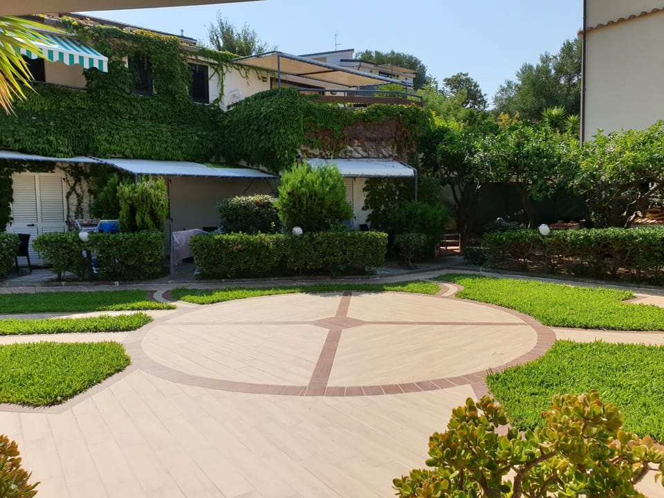 Property building, Facade/entrance, BBQ facilities, Children play ground, Garden, Balcony/Terrace, Beach, Pets, Garden view, Sea view, Alcoholic drinks, Non alcoholic drinks, young children, older children, group of guests, Certificate/Award, Family