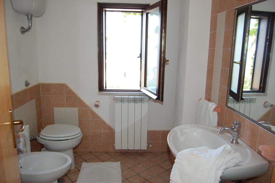 Bathroom, Photo of the whole room, Pets, Family