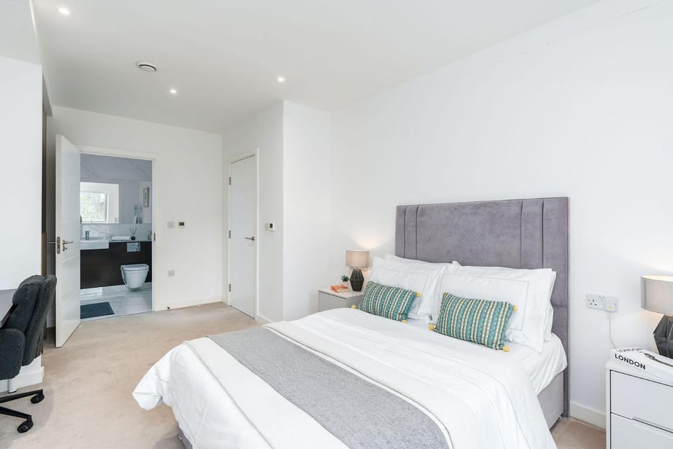 Tranquil 2-Bed Apartment, Balcony, Sleeps 6, 7 Minute Drive to King's Cross St Pancras - By City Peace Apartment in London Borough of Islington