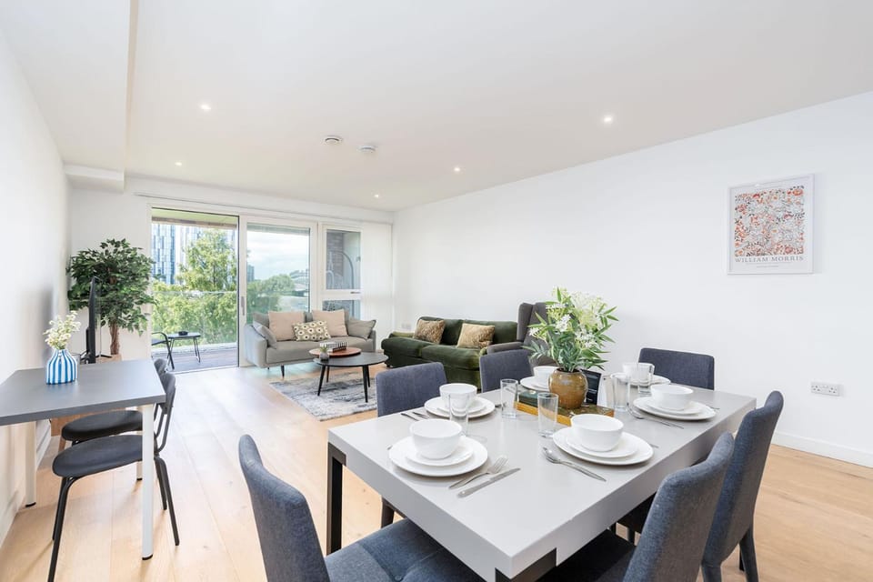 Tranquil 2-Bed Apartment, Balcony, Sleeps 6, 7 Minute Drive to King's Cross St Pancras - By City Peace Apartment in London Borough of Islington