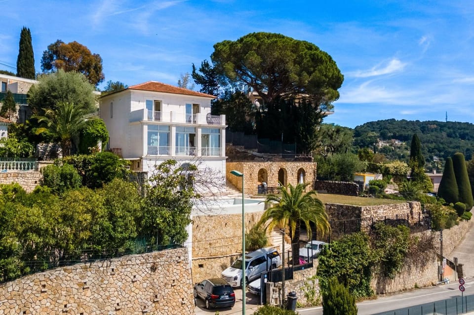 Grande villa, 6 chambres, vue mer, montagne & ville de Cannes Villa in Mougins