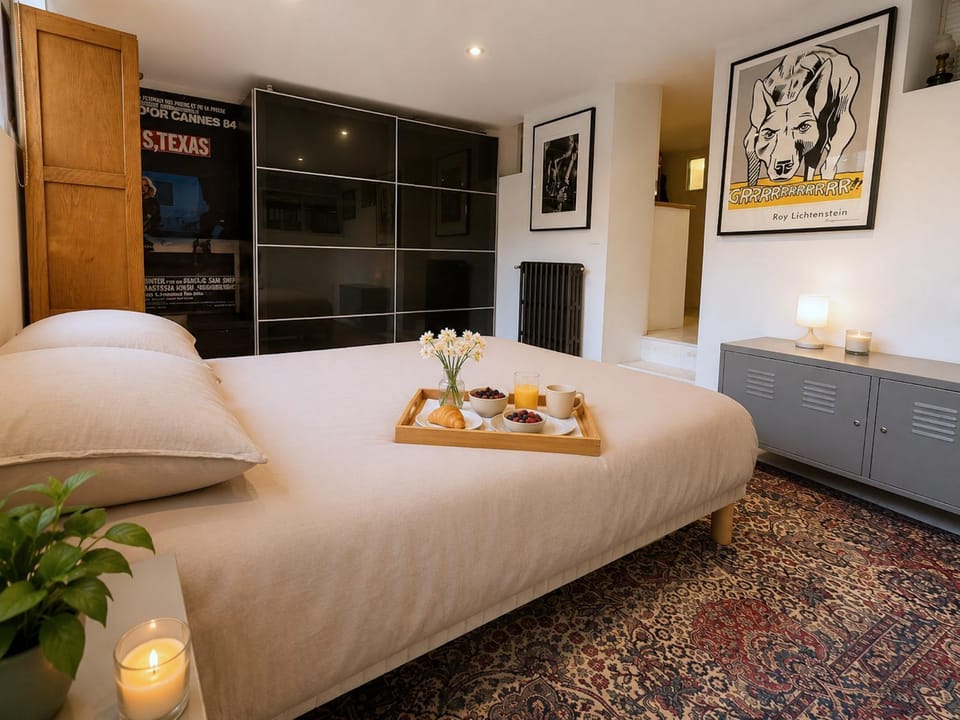 Bed, TV and multimedia, Living room, Photo of the whole room, Seating area, Bedroom, wardrobe