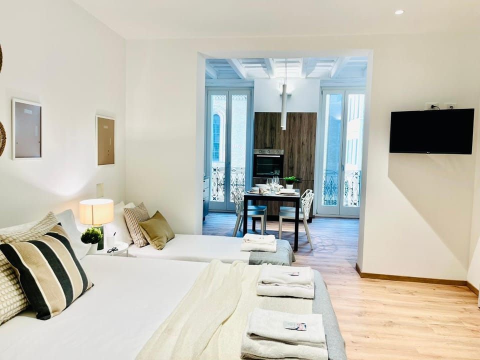 Bed, TV and multimedia, Photo of the whole room, Dining area, Bedroom, towels