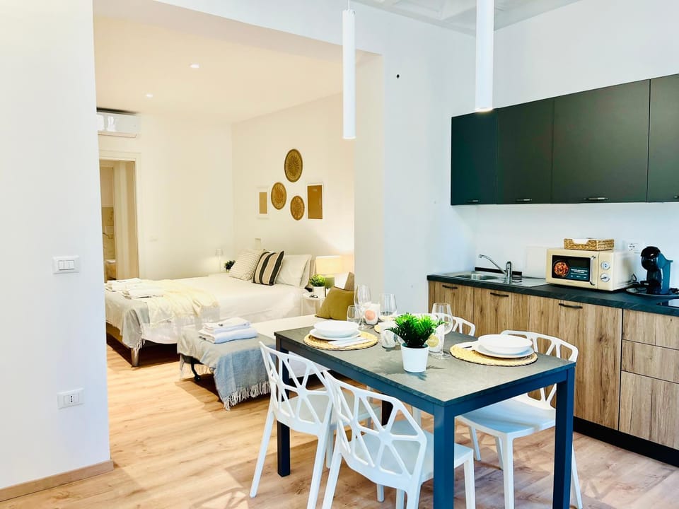 Coffee/tea facilities, Kitchen or kitchenette, Photo of the whole room, Dining area, Bedroom, towels