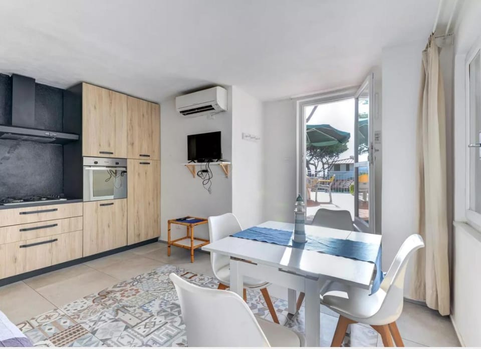 TV and multimedia, Kitchen or kitchenette, Living room, Dining area, oven, stove