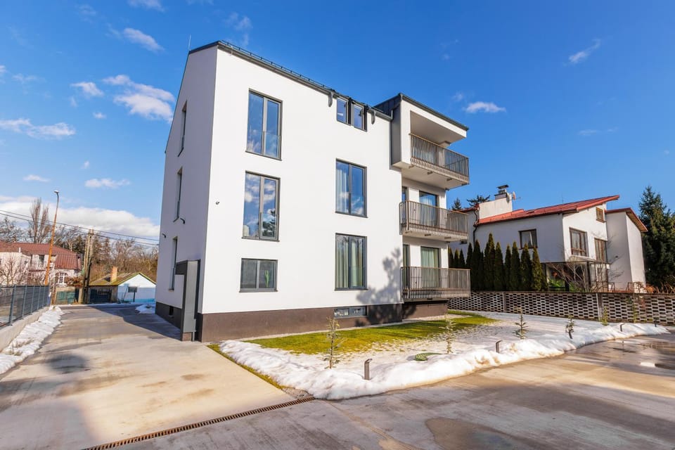 Property building, Day, Neighbourhood, Street view, Location, Parking