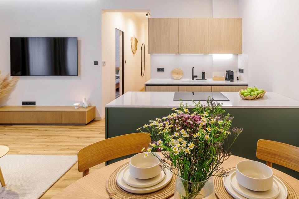 TV and multimedia, Kitchen or kitchenette, Living room, Seating area, Dining area