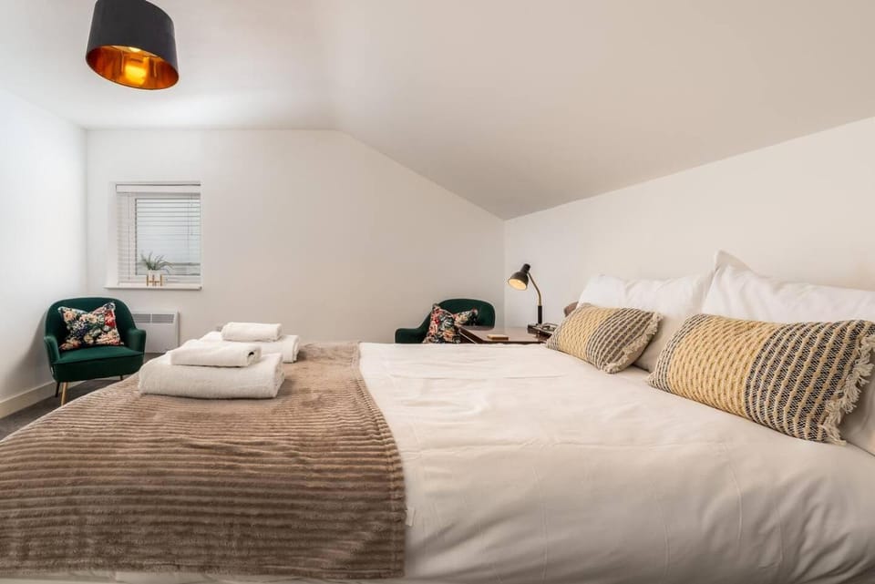 Bed, Photo of the whole room, Bedroom, towels