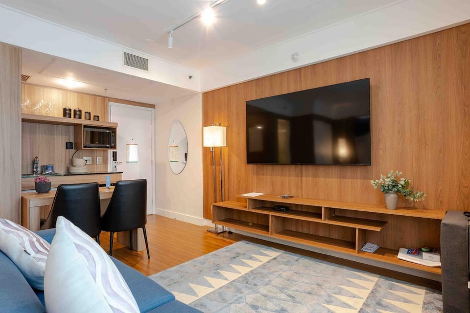 Bed, TV and multimedia, Kitchen or kitchenette, Living room, Photo of the whole room, Seating area, Dining area, minibar, stove