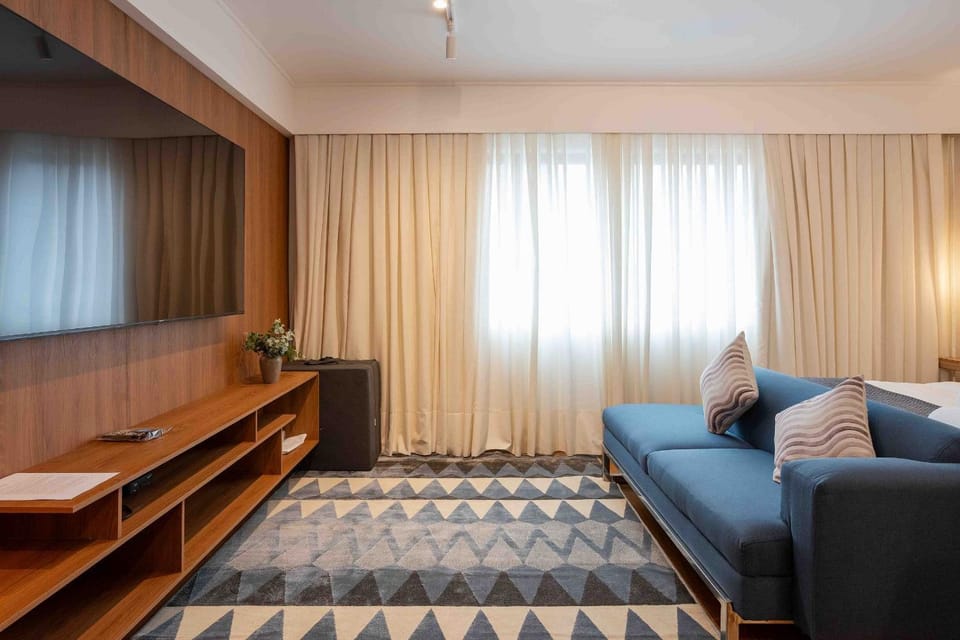 Bed, TV and multimedia, Living room, Photo of the whole room, Seating area, Bedroom