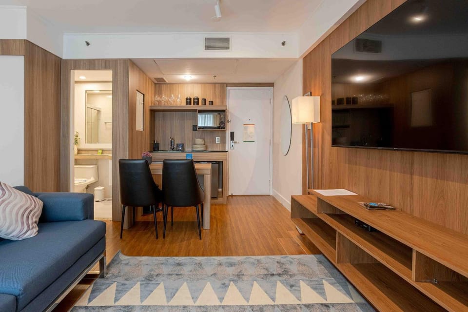 TV and multimedia, Kitchen or kitchenette, Living room, Photo of the whole room, Seating area, Dining area, Bedroom, minibar