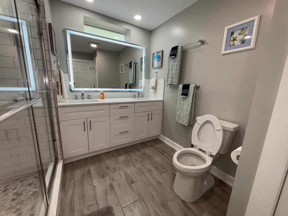 Toilet, Bathroom, towels