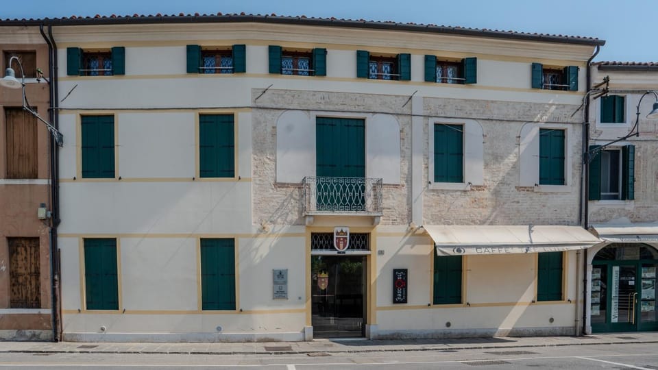 Property building, Facade/entrance