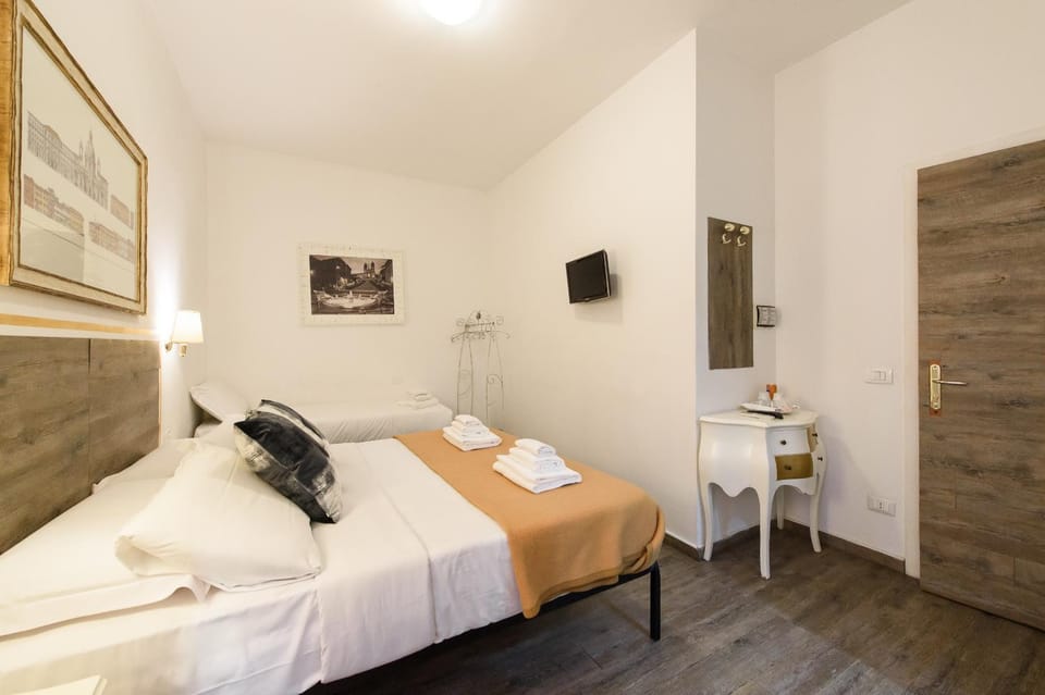 Bed, TV and multimedia, Photo of the whole room, Bedroom, towels