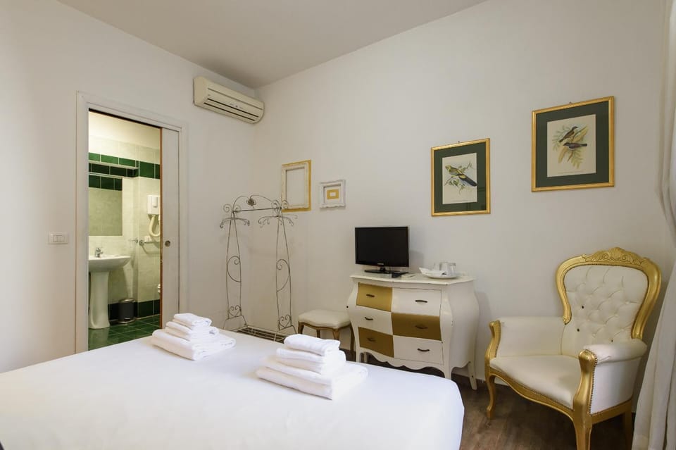 Bed, Bathroom, TV and multimedia, Photo of the whole room, Bedroom, towels, air conditioner