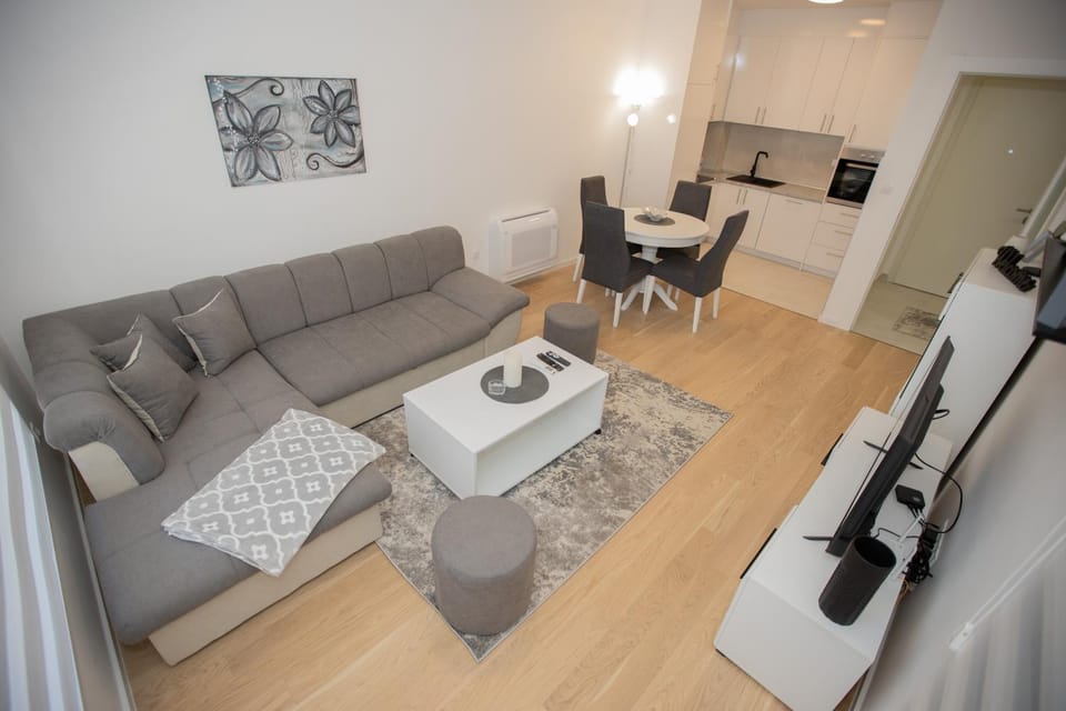 TV and multimedia, Kitchen or kitchenette, Living room, Seating area, Dining area