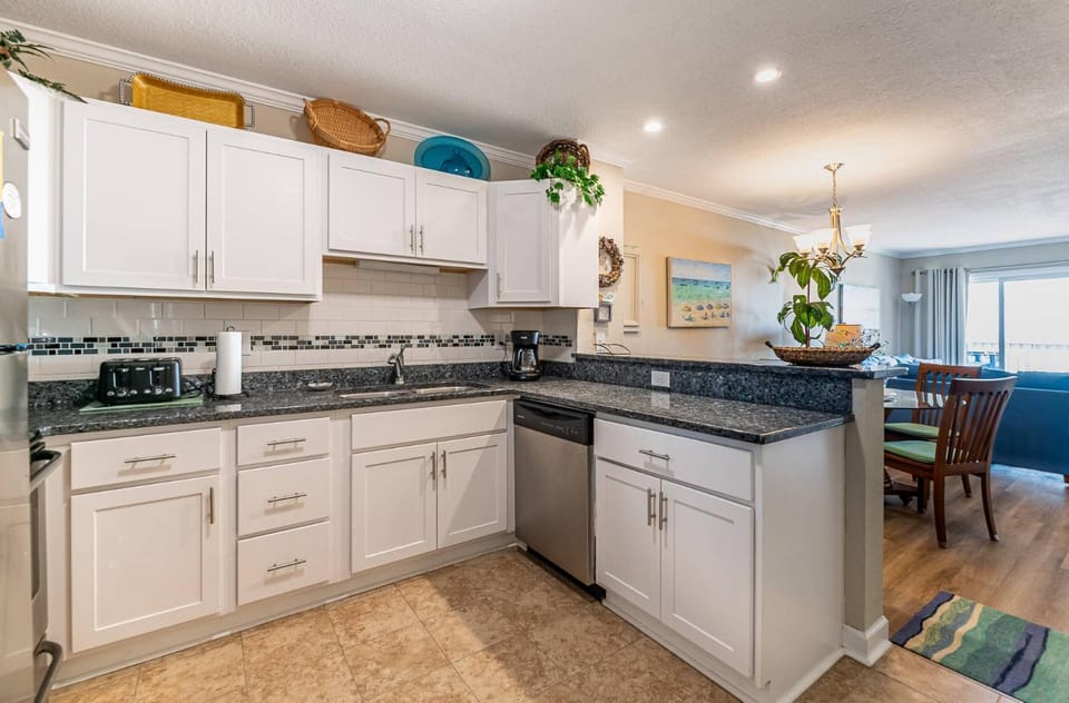 Perfect Ocean View - Oceanfront Condo, Private Balcony, Community Pool House in Kill Devil Hills