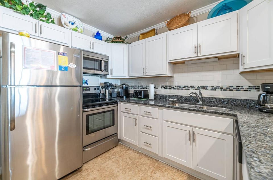 Perfect Ocean View - Oceanfront Condo, Private Balcony, Community Pool House in Kill Devil Hills