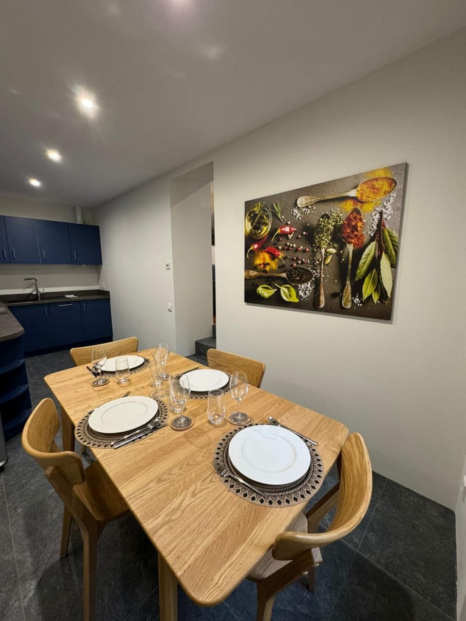 Kitchen or kitchenette, Dining area