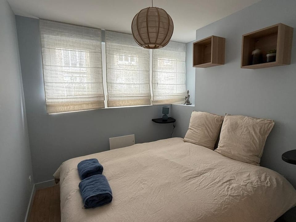 Bed, Bedroom, towels