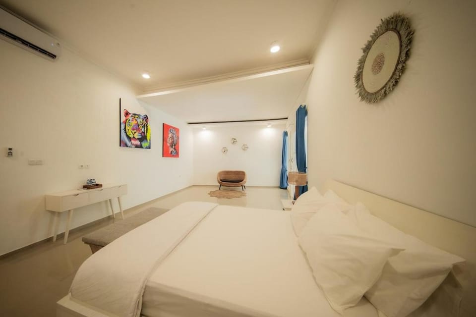 Casa Sopi - Art Villa 2BR Near Batu Belig Beach Villa in North Kuta
