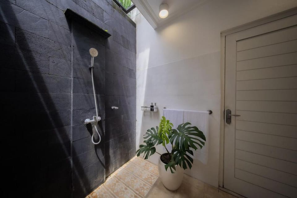 Casa Sopi - Art Villa 2BR Near Batu Belig Beach Villa in North Kuta