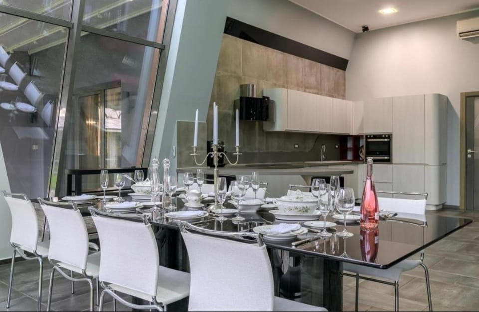 Kitchen or kitchenette, Seating area, Dining area
