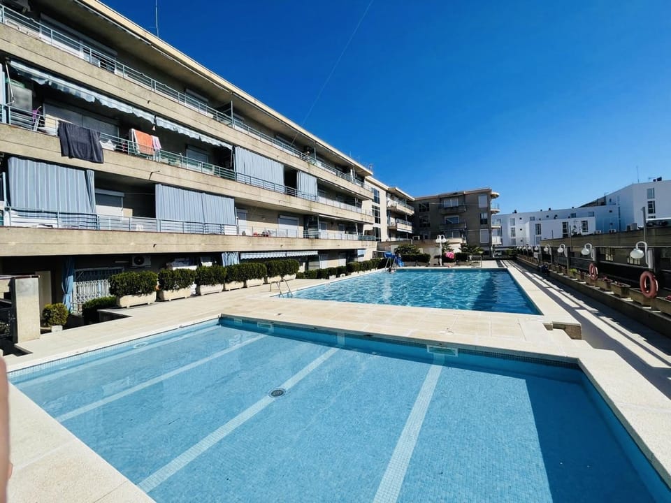 Property building, Day, Swimming pool