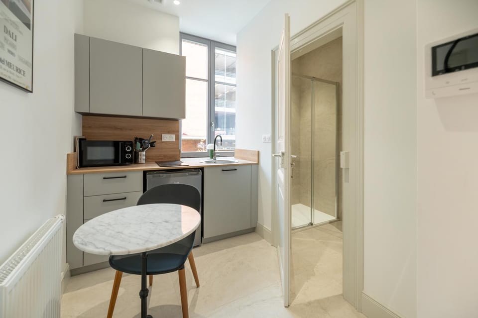 Kitchen or kitchenette, Dining area, stove