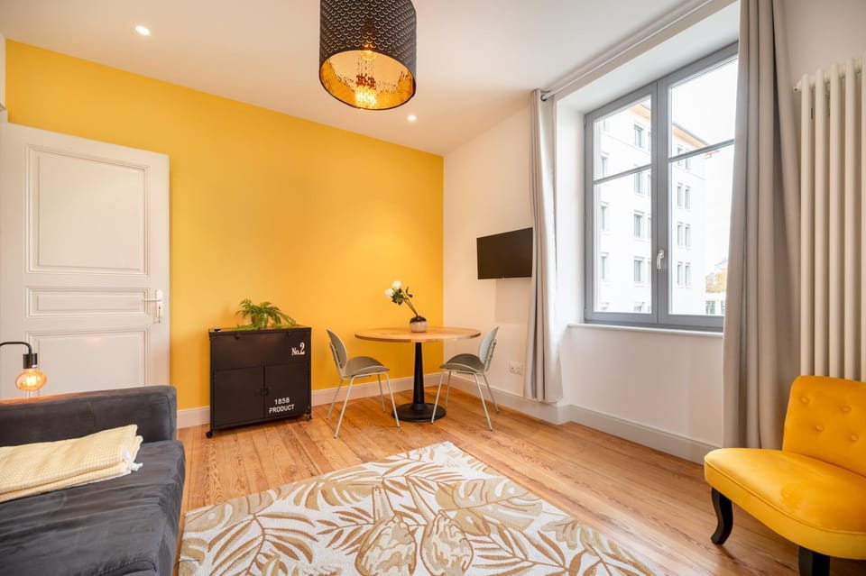 Bed, TV and multimedia, Living room, Photo of the whole room, Seating area
